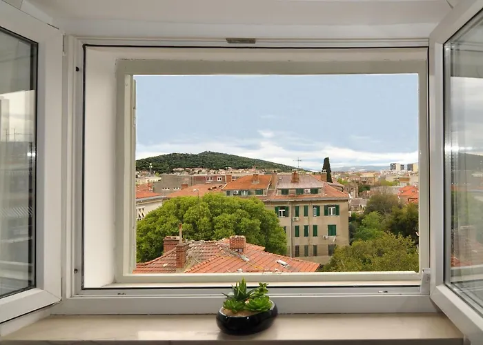 萨勒拉豪华公寓 *