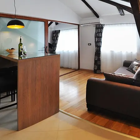 Deluxe & Sarella * Сплит