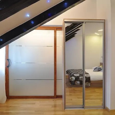 Deluxe & Sarella Apartment Split