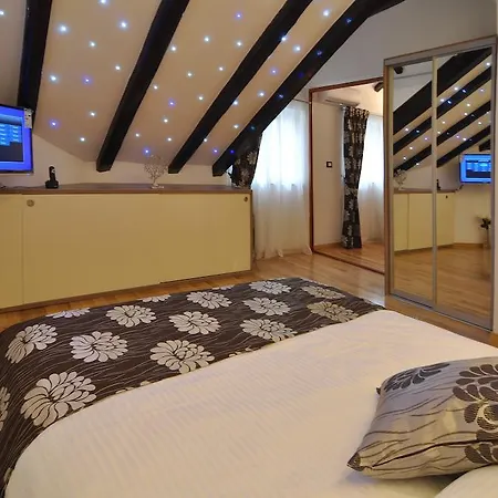 Deluxe & Sarella Apartment