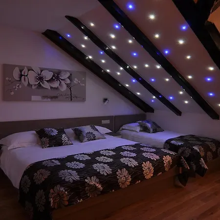Deluxe & Sarella Apartment Split