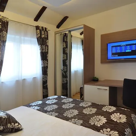 Deluxe & Sarella Apartment