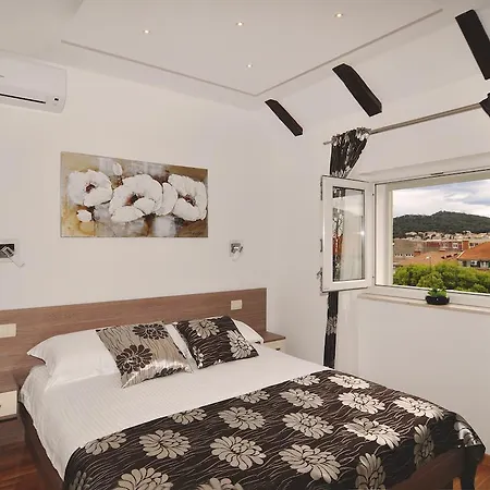 Апартаменты Deluxe & Sarella *