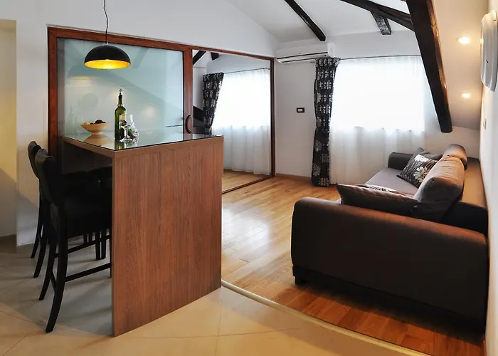 Deluxe & Sarella * Сплит