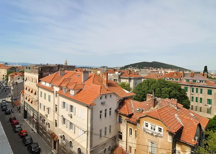 Deluxe & Sarella Апартаменты