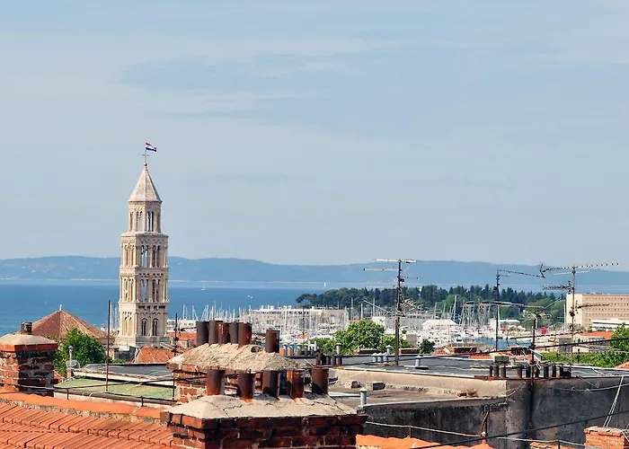 Апартаменты Deluxe & Sarella *