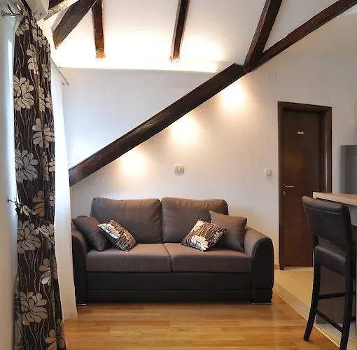 Апартаменты Deluxe & Sarella *