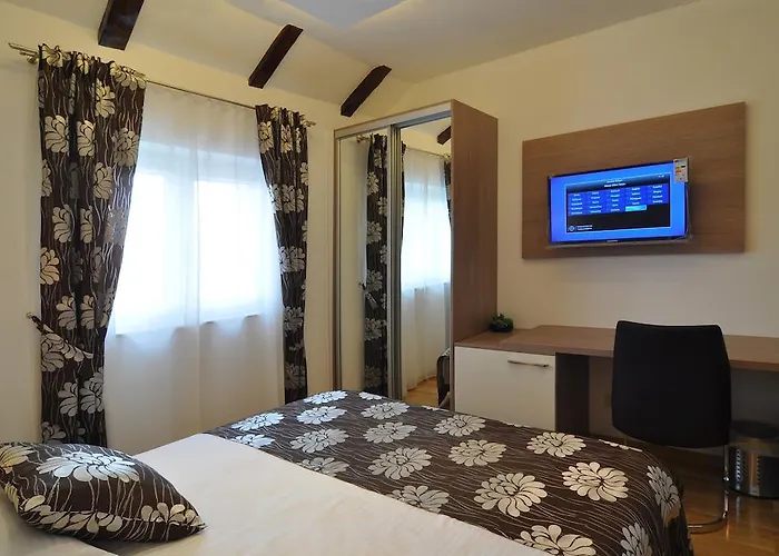 Deluxe & Sarella Апартаменты