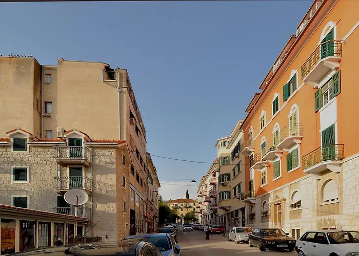 Deluxe & Sarella Сплит