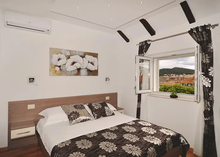 Апартаменты Deluxe & Sarella *