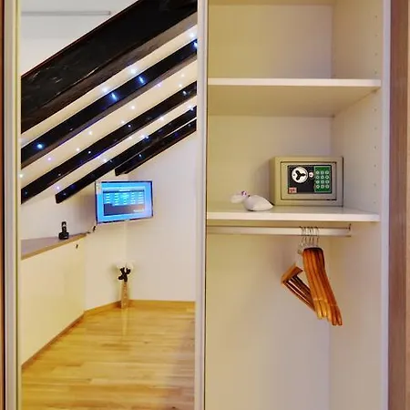 Deluxe & Sarella * Split